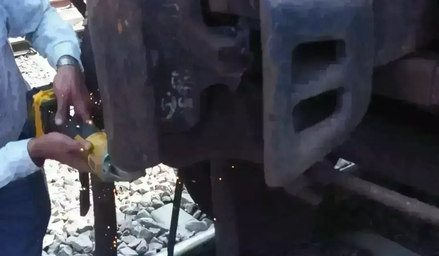 दतिया में मालगाड़ी की कपलिंग टूटी