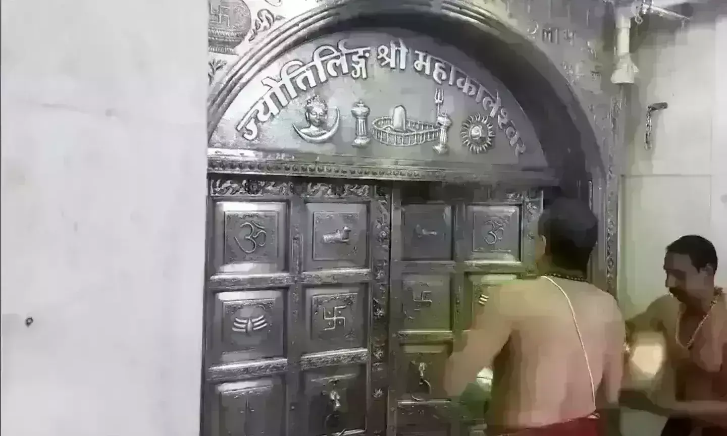 चंद्रग्रहण के बाद भगवान महाकाल मंदिर परिसर का जल से हुआ शुद्धिकरण, फायर फाइटर की मदद चंद्रग्रहण के बाद भगवान महाकाल मंदिर परिसर का जल से हुआ शुद्धिकरण, फायर फाइटर की मदद