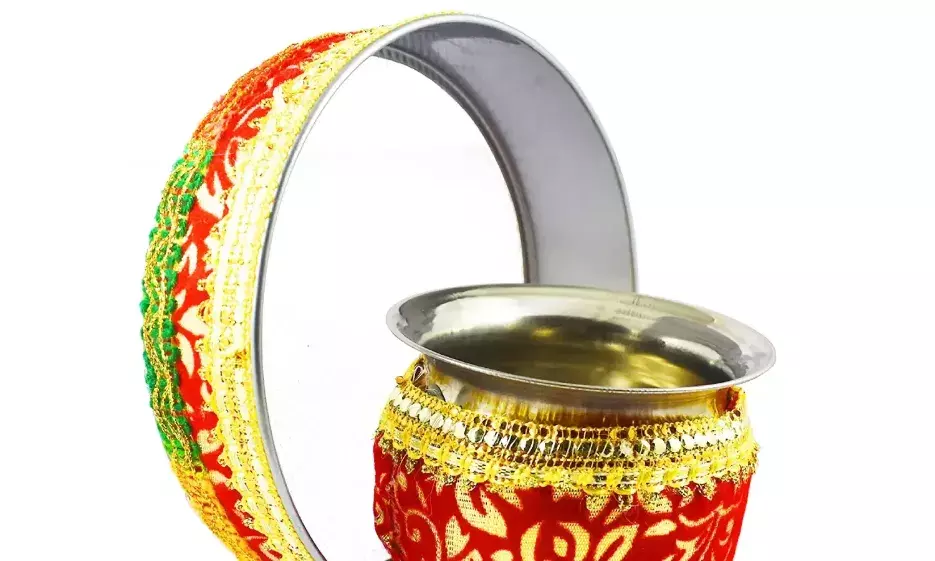 महिलाएं पसंद कर रही हैं गोटा पत्ती वाले करवा और चलनी महिलाएं पसंद कर रही हैं गोटा पत्ती वाले करवा और चलनी