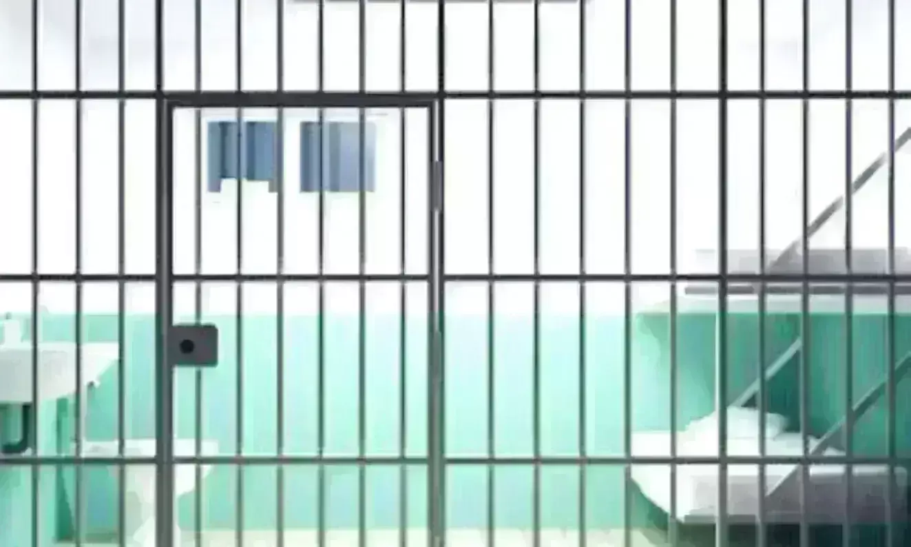 रेलवे कर्मचारी को एक वर्ष का कारावास