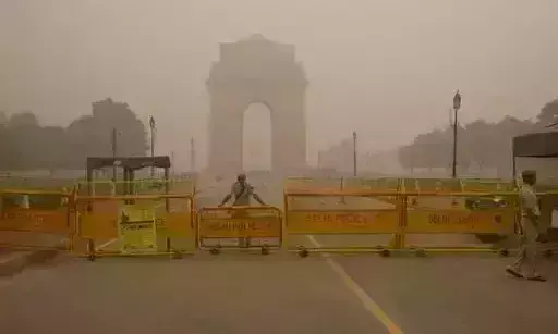 दिल्ली में सांसों पर संकट छाया, AQI स्तर 300 के पार