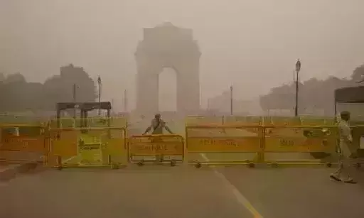 दिल्ली में सांसों पर संकट छाया, AQI स्तर 300 के पार