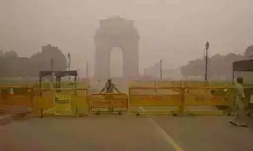 दिल्ली में सांसों पर संकट छाया, AQI स्तर 300 के पार