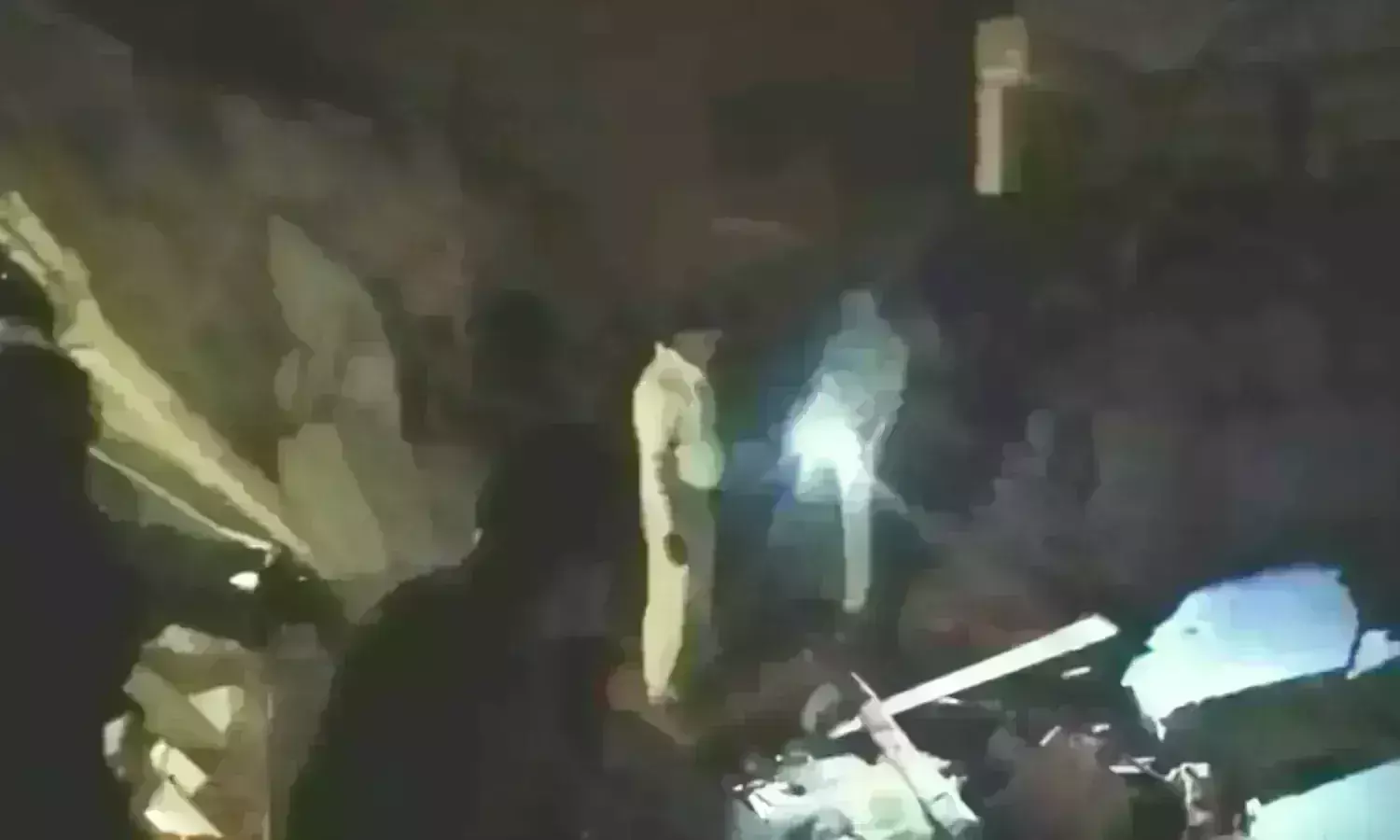 मकान में धमाका, पटाखों में लगी आग से महिला झुलसी मकान में धमाका, पटाखों में लगी आग से महिला झुलसी