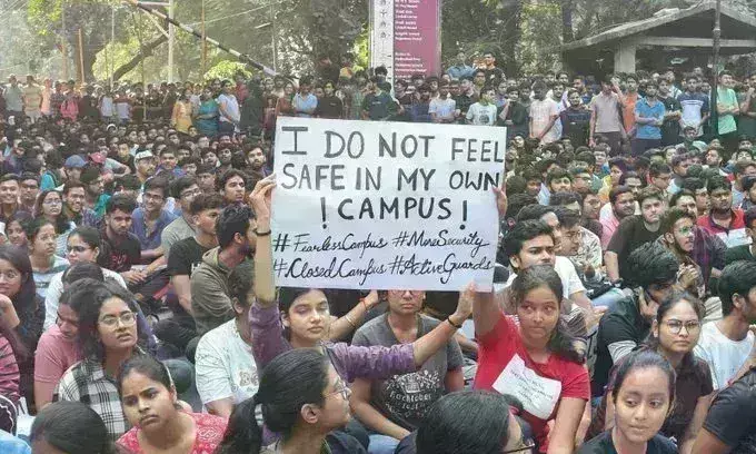 IIT-BHU में छात्रा के जबरन कपड़े उतरवाए, विरोध में हजारों छात्र सड़क पर उतरे