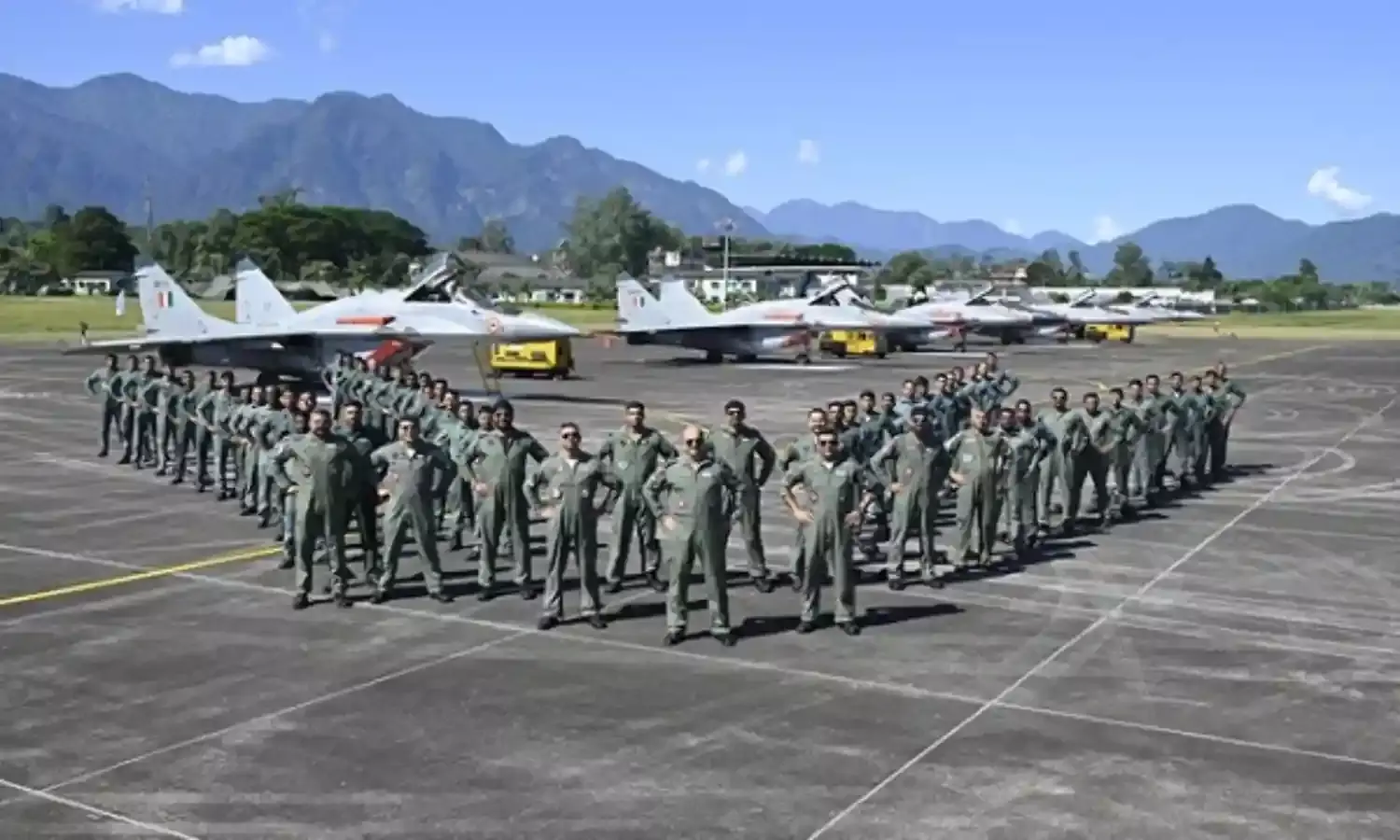 वायु सेना प्रमुख पूर्वोत्तर में अग्रिम ठिकानों के दौरे पर, वायु योद्धाओं से भी मिले