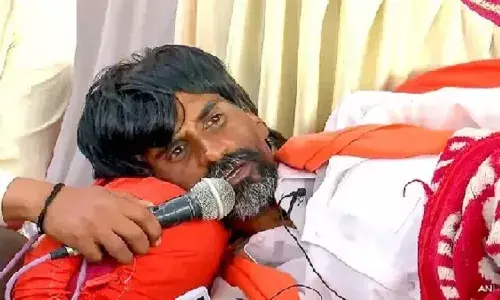 मराठा आरक्षण मामले में अपनी भूख हड़ताल से उठे मनोज जारांगे पाटिल मराठा आरक्षण मामले में अपनी भूख हड़ताल से उठे मनोज जारांगे पाटिल