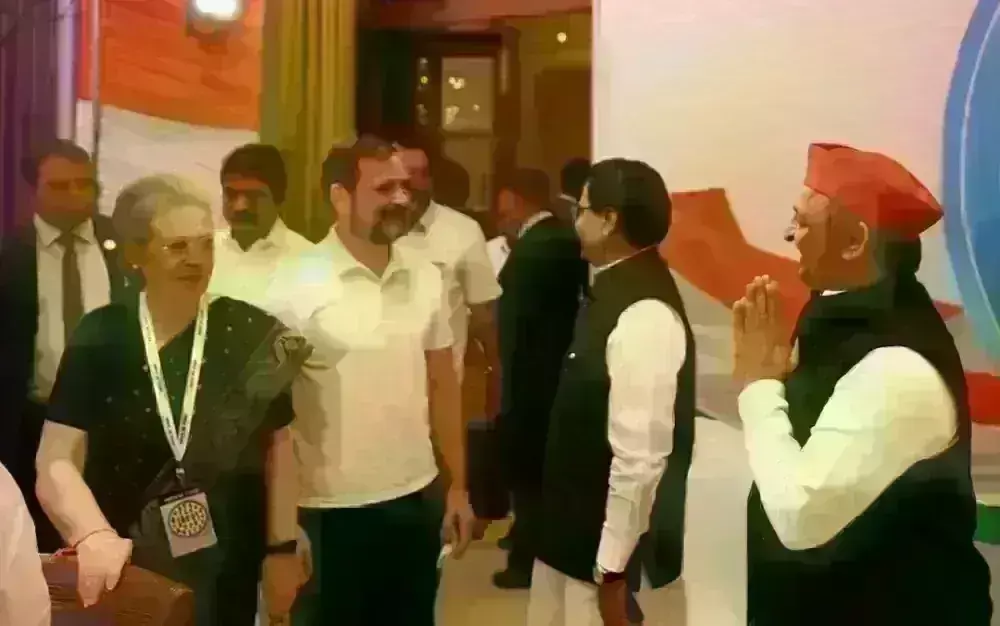 Politics : गठबंधन धर्म छोड़ फिर अलग हुए ‘यूपी के दो लडक़े’