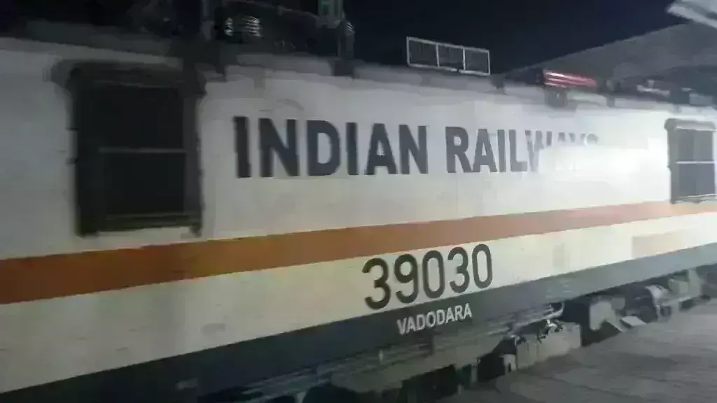 ट्रेनों में टिकट के लिए मारामारी, स्पेशल ट्रेनों के बाद भी सीट मिलना मुश्किल