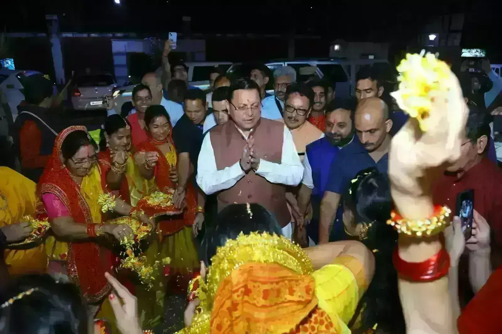 उत्तराखंड सीएम पुष्कर सिंह धामी इन्वेस्टर समिट के लिए मुंबई पहुंचे, एयरपोर्ट पर हुआ भव्य स्वागत