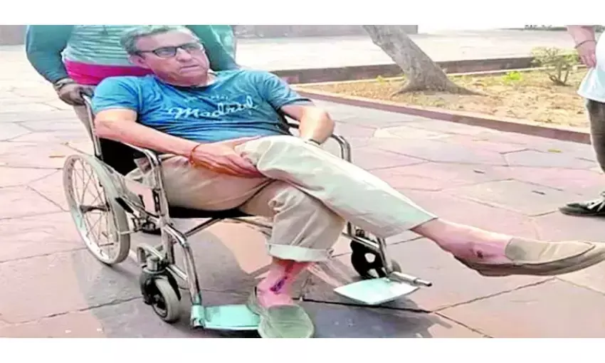 ताजमहल घूमने आया फ्रांसीसी पर्यटक गिरकर हुआ घायल