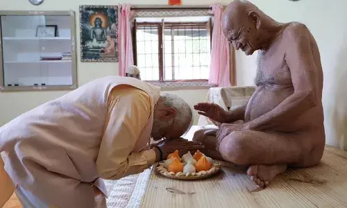 प्रधानमंत्री ने चंद्रगिरि में जैन मुनि विद्यासागर से लिया आशीर्वाद