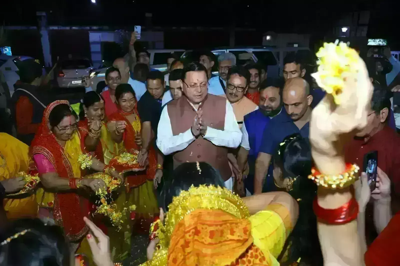 उत्तराखंड सीएम पुष्कर सिंह धामी इन्वेस्टर समिट के लिए मुंबई पहुंचे, एयरपोर्ट पर हुआ भव्य स्वागत