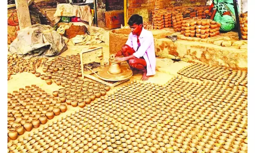 चाक की तेज हुई रफ्तार, दीपक और मूर्तियां बनाने में जुटे कुंभकार