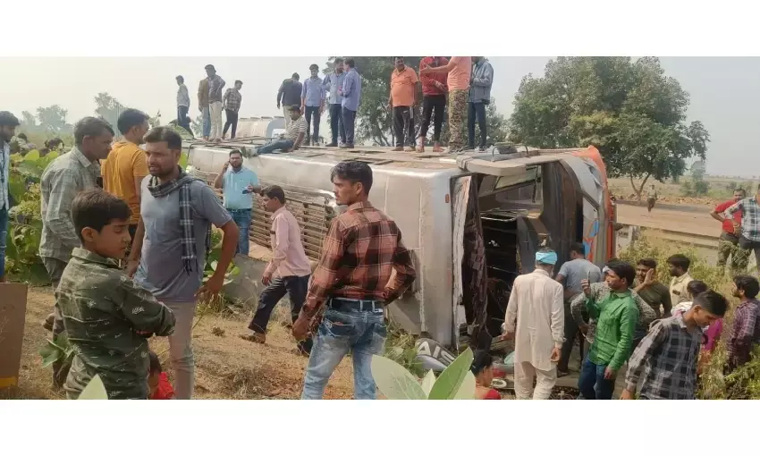 टायर फटने से अनियंत्रित हुई बस पलटी, 25 यात्री घायल