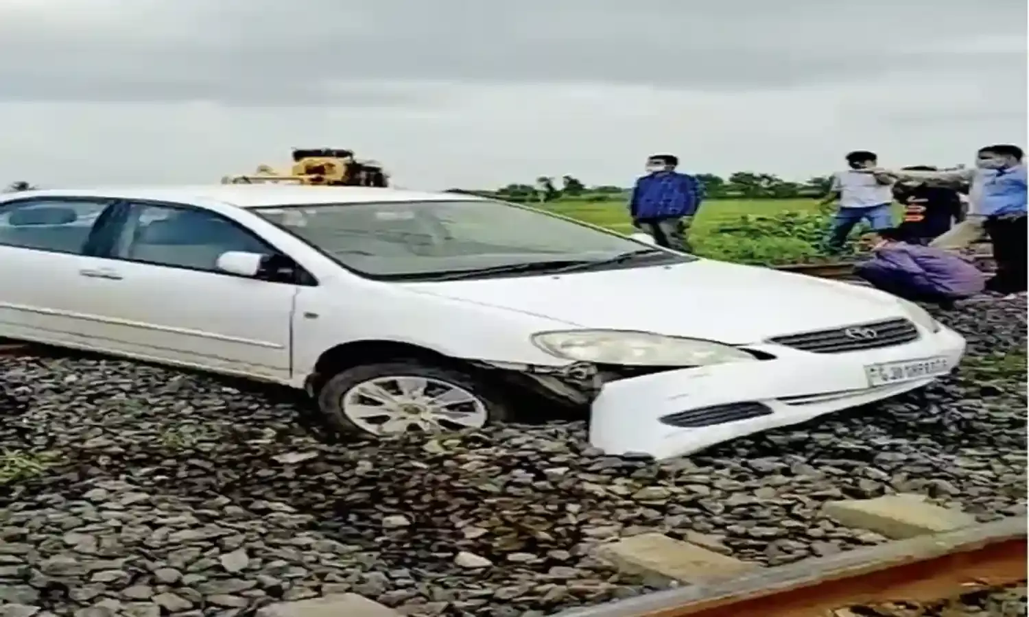 महाराष्ट्र में बड़ी दुर्घटना, रेलवे ट्रैक पर गिरी कार मालगाड़ी से टकराई, 3 लोगों की मौत