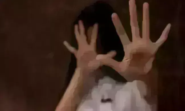 जबलपुर में कलियुगी पिता ने बेटी से किया दुष्कर्म, गर्भवती होने पर खुली पोल जबलपुर में कलियुगी पिता ने बेटी से किया दुष्कर्म, गर्भवती होने पर खुली पोल