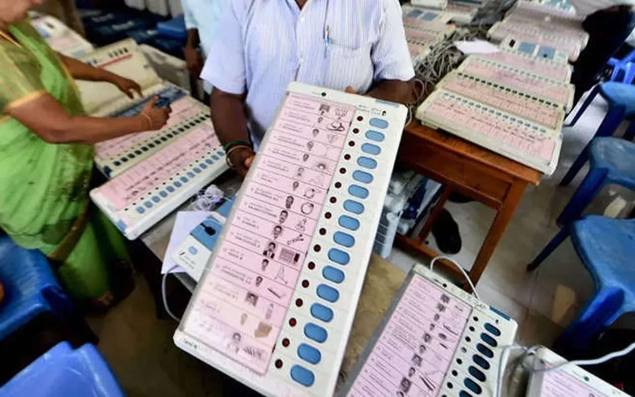 मिजोरमः विधानसभा की 40 सीटों के लिए मतदान शुरू कड़े सुरक्षा इंतजामों के बीच आईजोल मिजोरमः विधानसभा की 40 सीटों के लिए मतदान शुरू कड़े सुरक्षा इंतजामों के बीच आईजोल