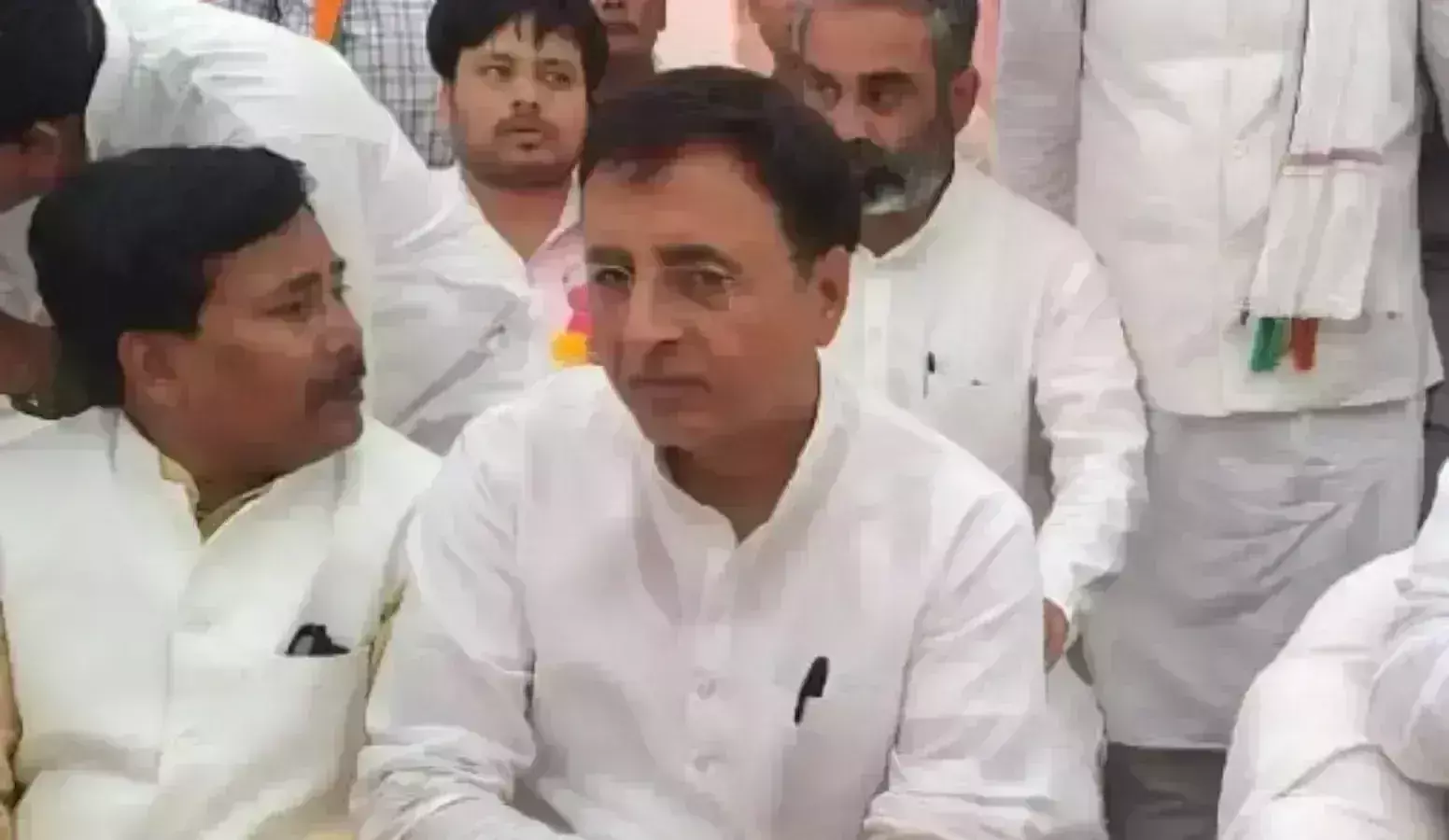 कांग्रेस में कुर्सी की किचकिच ! दूसरे को कुर्सी पर बैठा देख भड़के सुरजेवाला