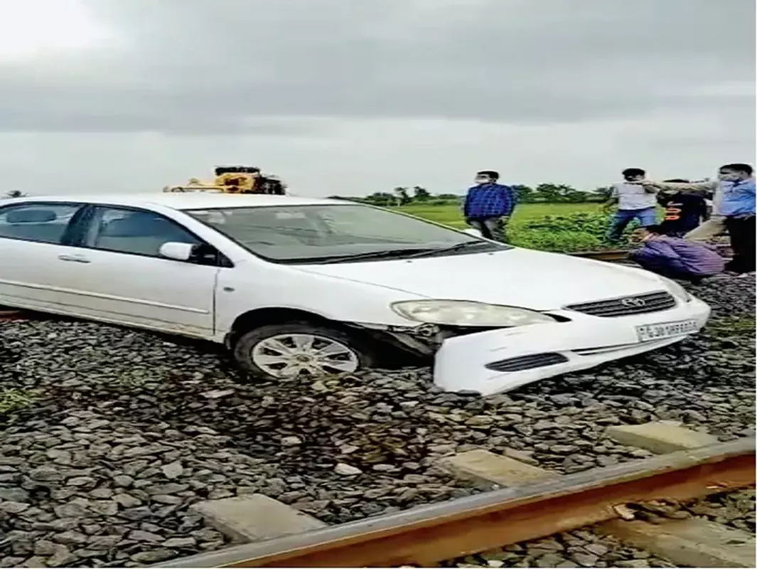 महाराष्ट्र में बड़ी दुर्घटना, रेलवे ट्रैक पर गिरी कार मालगाड़ी से टकराई, 3 लोगों की मौत