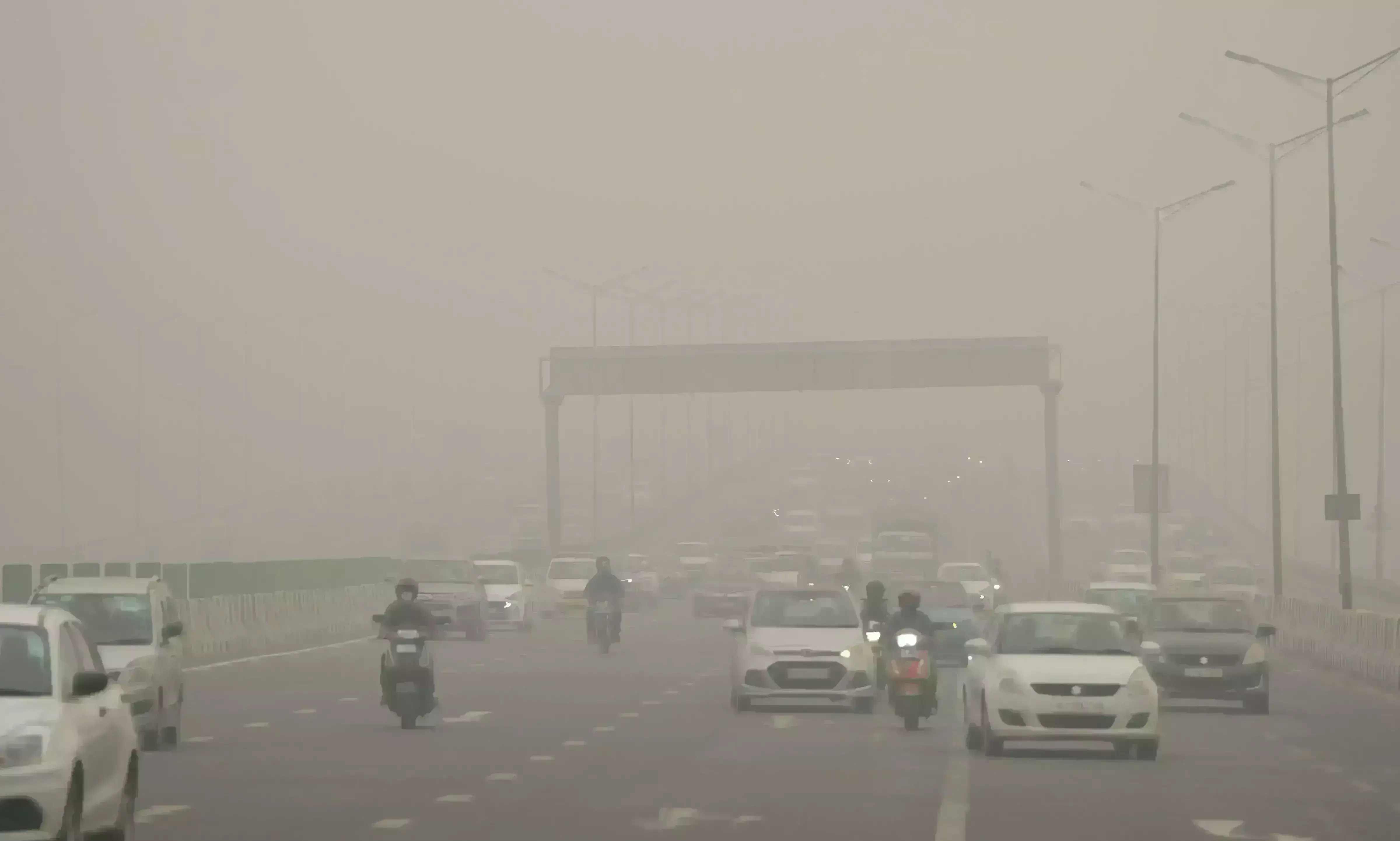 दिल्ली-NCR में प्रदूषण के स्तर में थोड़ी गिरावट, AQI 400 से नीचे