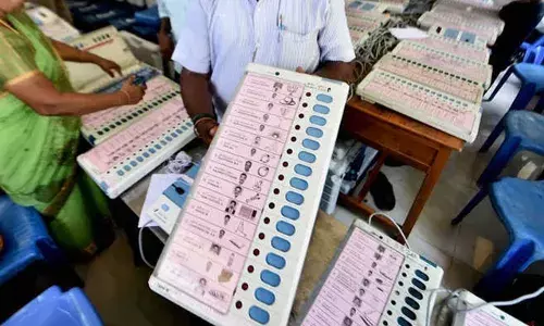 मिजोरमः विधानसभा की 40 सीटों के लिए मतदान शुरू कड़े सुरक्षा इंतजामों के बीच आईजोल मिजोरमः विधानसभा की 40 सीटों के लिए मतदान शुरू कड़े सुरक्षा इंतजामों के बीच आईजोल