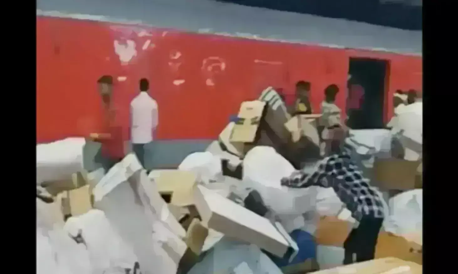 अब ट्रेनों में पार्सल की भी जगह नहीं, आठ दिनों तक रोक, न कुछ भेज सकेंगे और न मंगवा पाएंगे