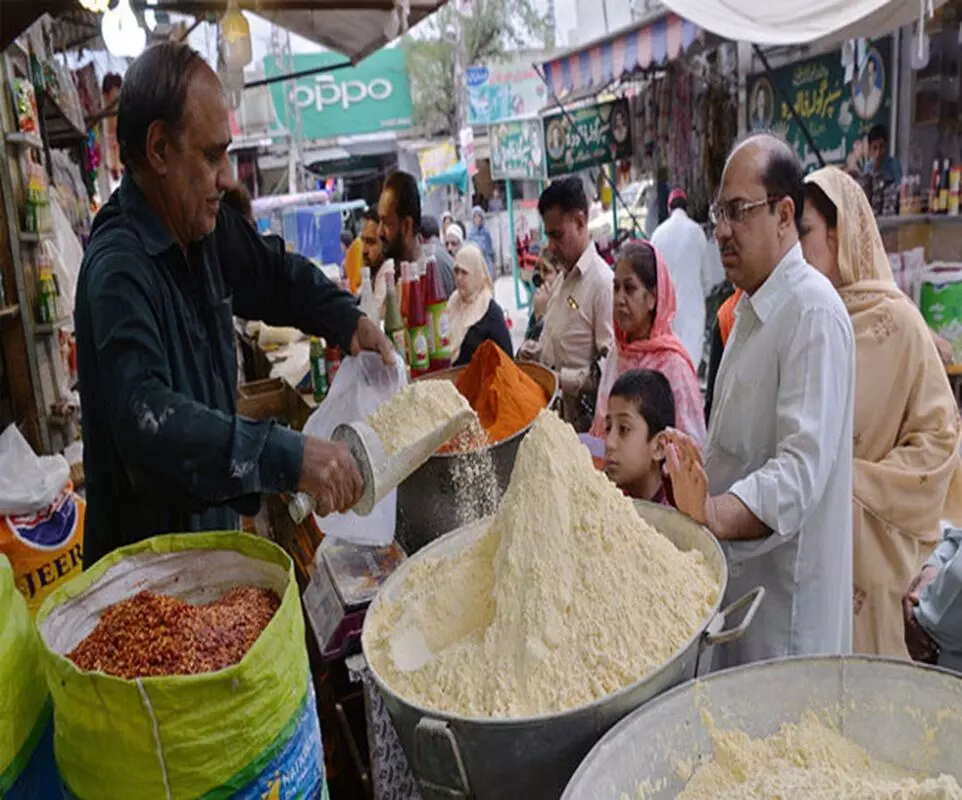 पाकिस्तान में आटे की कीमत 140 रुपये प्रतिकिलो रोटी के पड़ सकते हैं लाले