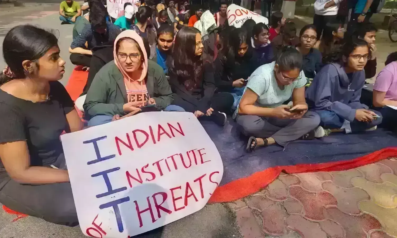IIT BHU के छात्र फिर उतरे सड़क पर, आरोपियों के गिरफ्तार ना होने पर नाराज