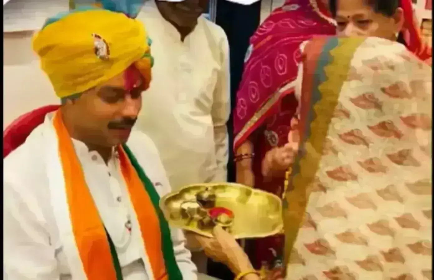 संकट के समय में एंबुलेंस पहले दक्षिण का बेटा पहुंचता है अपने परिजनों के पास : पाठक संकट के समय में एंबुलेंस पहले दक्षिण का बेटा पहुंचता है अपने परिजनों के पास : पाठक