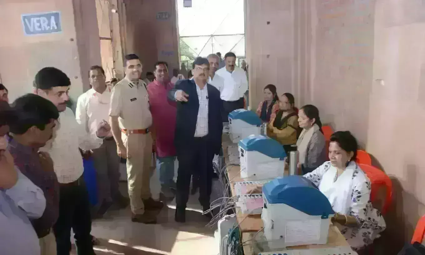 बैलेट यूनिट पर प्रत्याशी के नाम व चुनाव चिन्ह के साथ लगाई जा रहीं फोटो बैलेट यूनिट पर प्रत्याशी के नाम व चुनाव चिन्ह के साथ लगाई जा रहीं फोटो