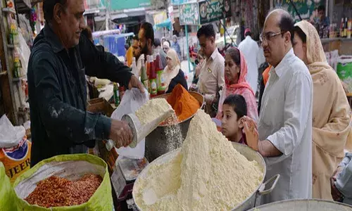 पाकिस्तान में आटे की कीमत 140 रुपये प्रतिकिलो रोटी के पड़ सकते हैं लाले