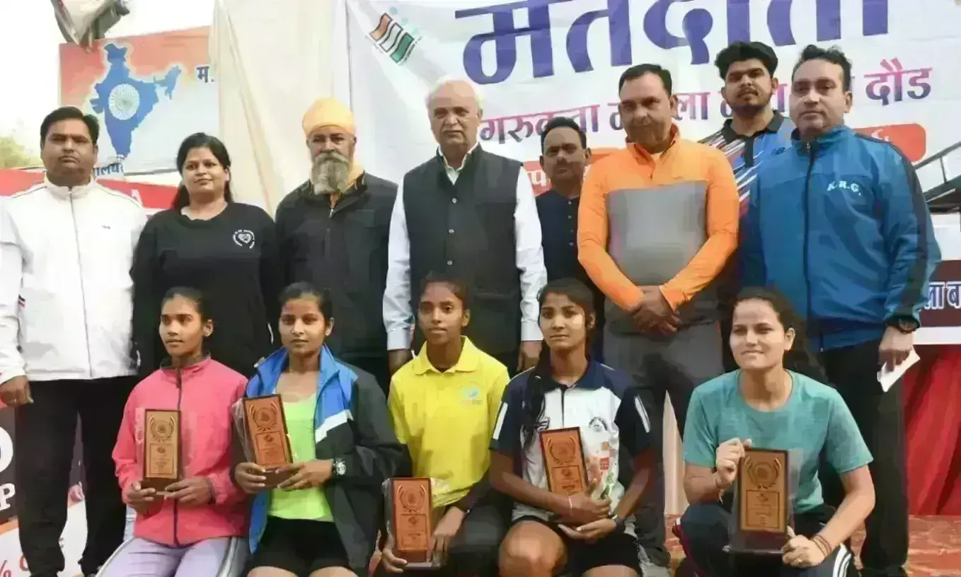 छात्राओं ने दौडक़र दिया मतदान करने का संदेश