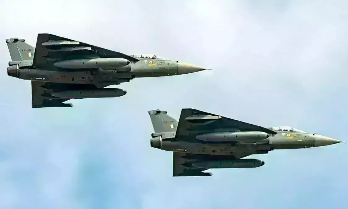 Dubai Air Show : दुबई में दिखेगा भारतीय वायुसेना का शौर्य, तेजस और ध्रुव हेलीकॉप्टर आसमान में दिखाएंगे दम