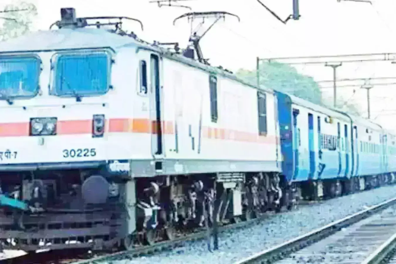 आरक्षित बोगियों में नो रूम, सामान्य में नहीं चढ़ पाए यात्री, दूसरी ट्रेन में चढ़े आरक्षित बोगियों में नो रूम, सामान्य में नहीं चढ़ पाए यात्री, दूसरी ट्रेन में चढ़े