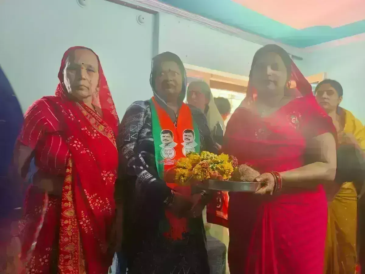 घर की जिम्मेदारी के साथ कर रही है पति के लिए चुनाव प्रचार