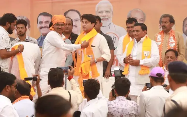 कांग्रेस फैला रही जातिवाद का जहर, विकास सिर्फ कमल का फूल ही करेगाः सिंधिया