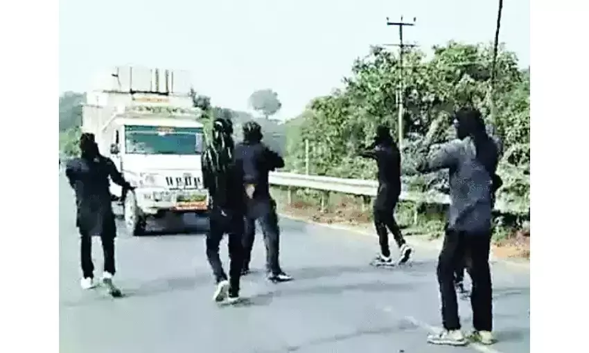 डाकुओं की वेशभूषा, गोला-बारूद से धमाके और लूटपाट की अनाोखी परंपरा