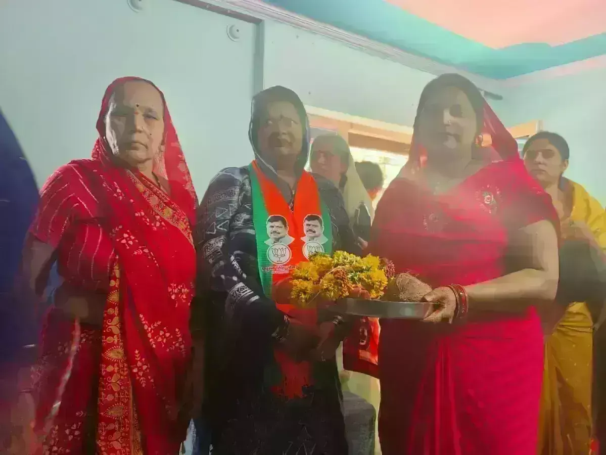 घर की जिम्मेदारी के साथ कर रही है पति के लिए चुनाव प्रचार