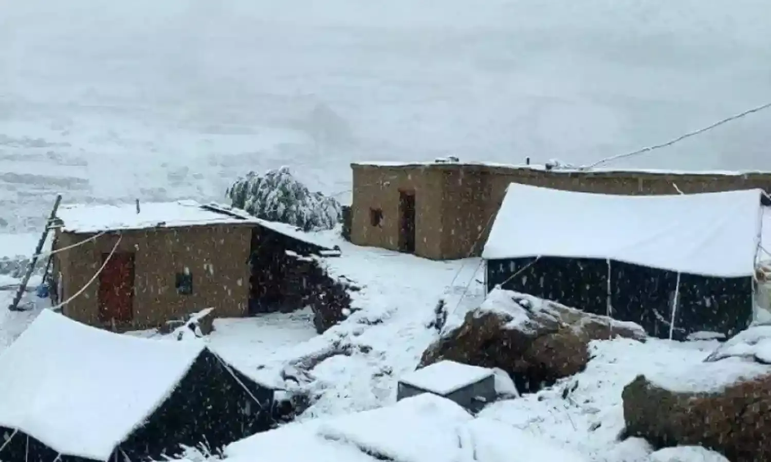 हिमाचल में बदले मौसम के तेवर, लाहौल-स्पीति में बर्फबारी, मनाली-लेह मार्ग बंद