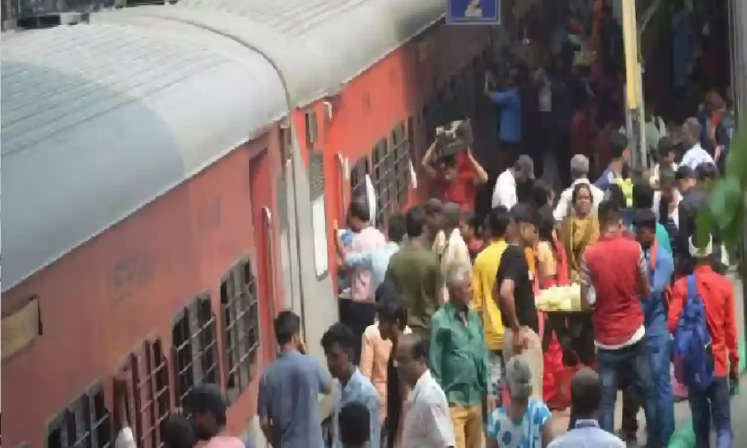 त्योहारी सीजन में रोडवेज और ट्रेनों में सीट की मारामारी, छठ पूजा के चलते यूपी बिहार की ट्रेनों में पैर धरने की भी जगह नहीं