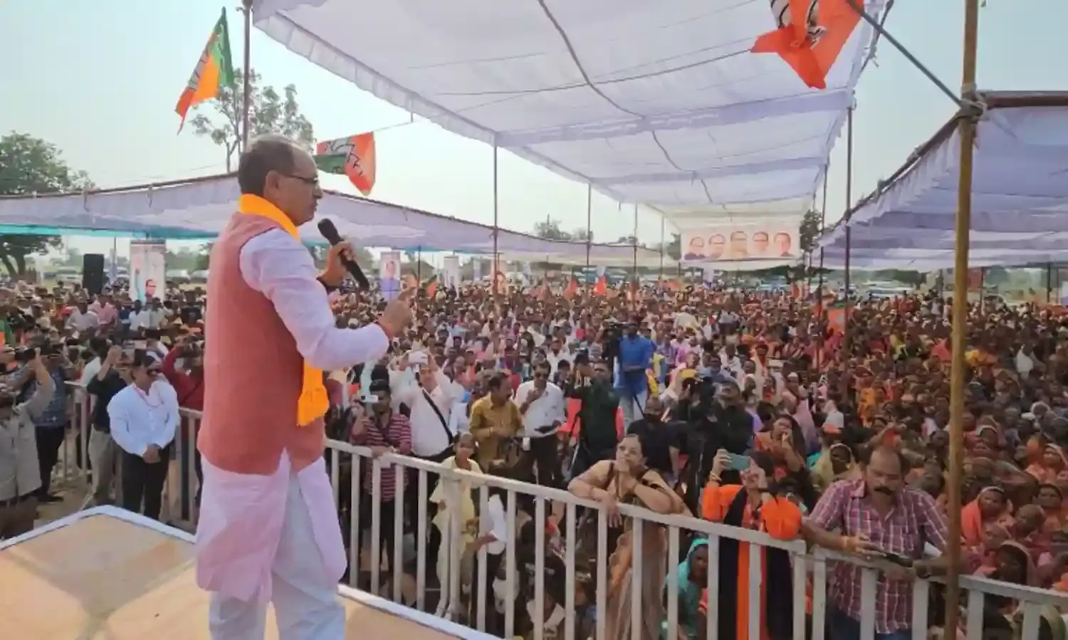 दोहरे चरित्र वाले और मिस गाइडेड मिसाइल हैं राहुल गांधीः शिवराज