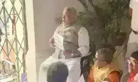 बिहार विधानसभा में जीतन राम मांझी ने दिया धरना, कहा - नीतीश को खाने में जहर दिया जा रहा