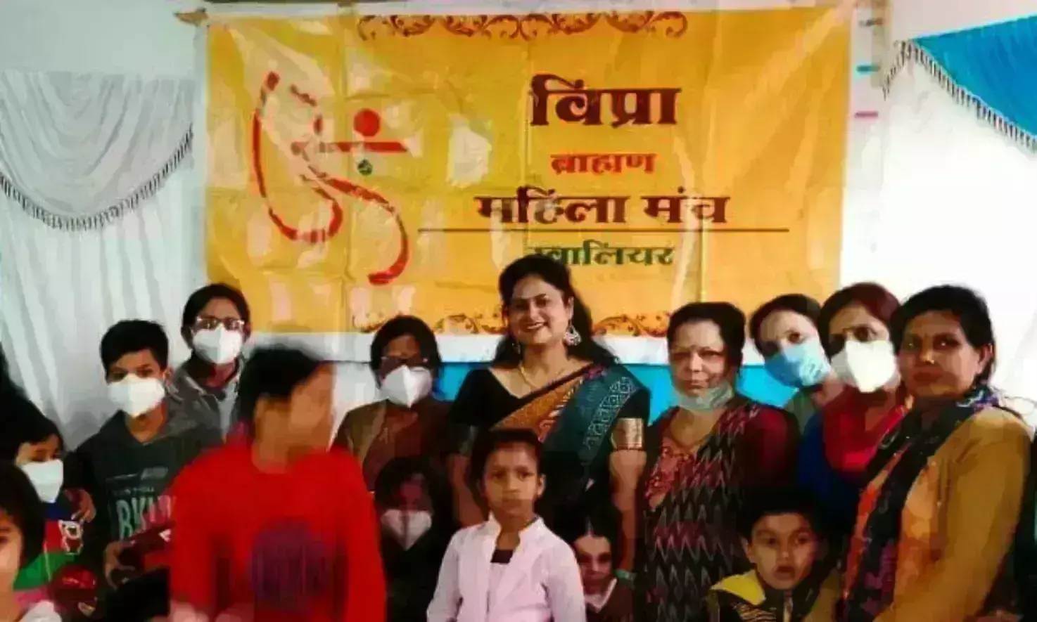 कामकाजी महिलाओं के बच्चों को मिठाई के साथ बांटी शैक्षणिक सामग्री कामकाजी महिलाओं के बच्चों को मिठाई के साथ बांटी शैक्षणिक सामग्री