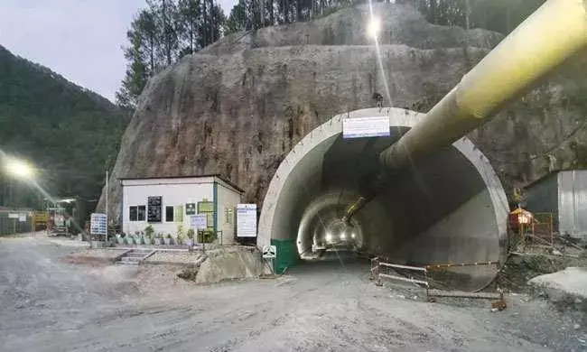 उत्तराखंड में टनल धंसी, कई मजदूर फंसे, रेस्क्यू जारी