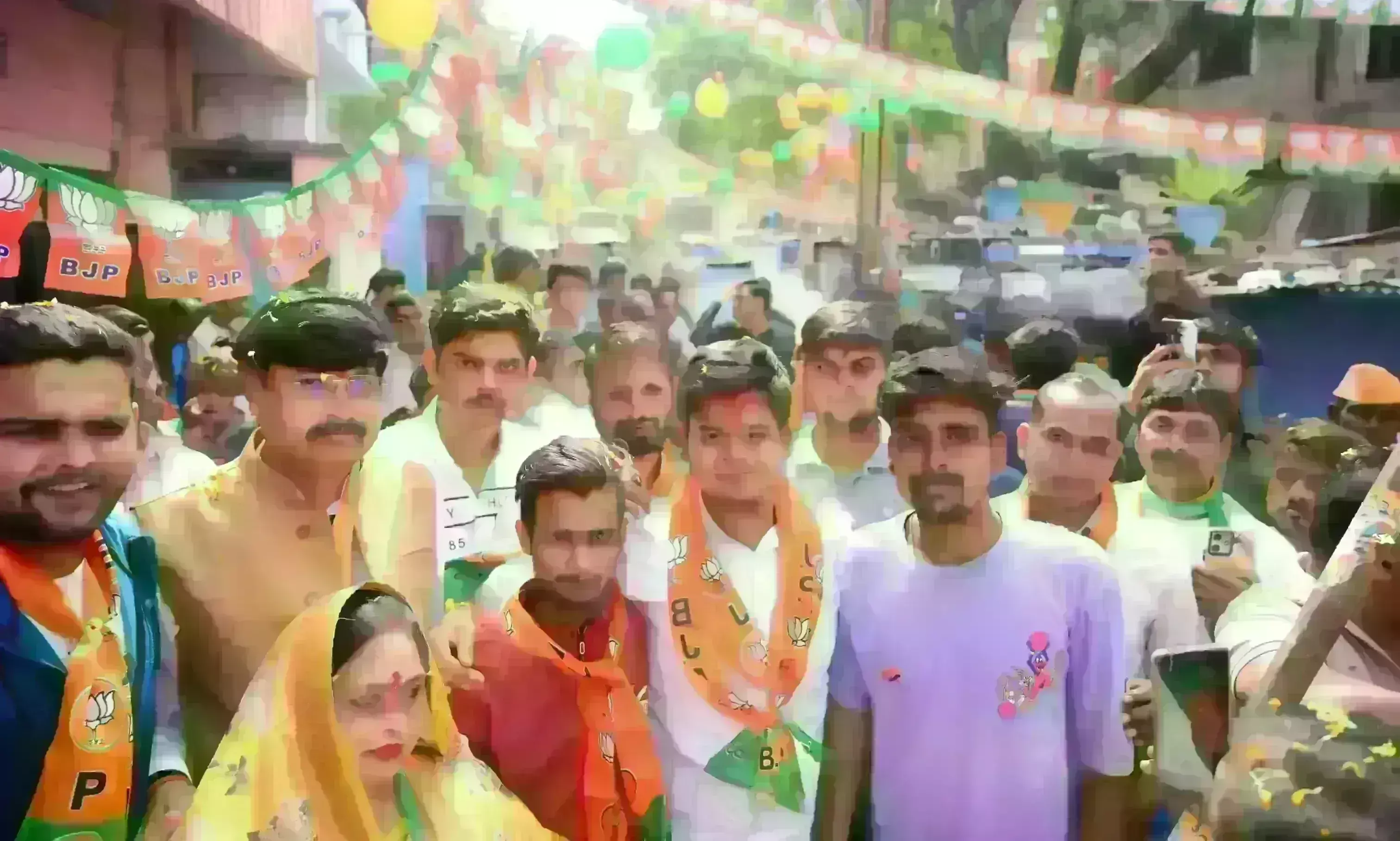 ग्वालियर में सागर ने किया पिता प्रद्युम्न सिंह तोमर के समर्थन में जनसंपर्क ग्वालियर में सागर ने किया पिता प्रद्युम्न सिंह तोमर के समर्थन में जनसंपर्क