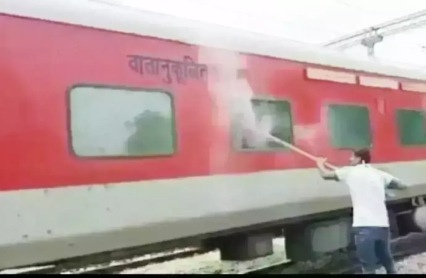 बुंदेलखंड के एसी कोच में लगी आग, तीन गाड़ी पानी फैंका बुंदेलखंड के एसी कोच में लगी आग, तीन गाड़ी पानी फैंका