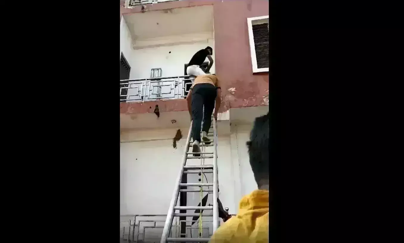 ग्वालियर में पार्षद के घर में लगी आग, पडोसी की छत से कूदकर बचाई जान