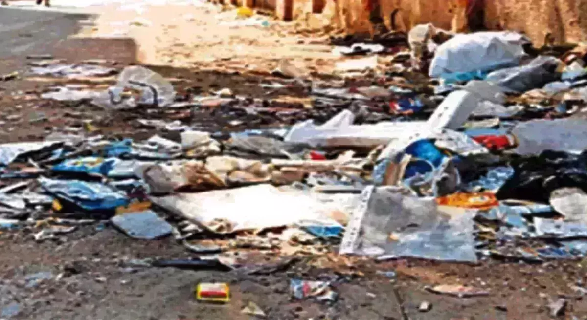 शहर की सड़कों पर कचरा ही कचरा