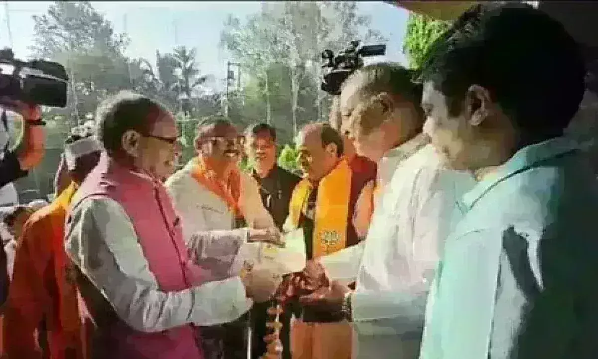 मतदाता पर्ची लेकर कांग्रेस नेता के घर पहुंचे मुख्यमंत्री शिवराज सिंह, भाजपा के लिए मांगा वोट